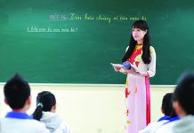 Em hãy tả cô giáo của em đang say sưa giảng bài trên lớp