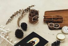 Chuyện người tùy nữ – Đường nào ra khỏi đêm dài u tối?