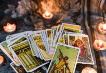 Người trẻ và những cỗ bài tarot